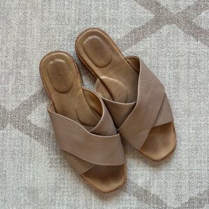 Poppy Barley Street Slides in Biscotti